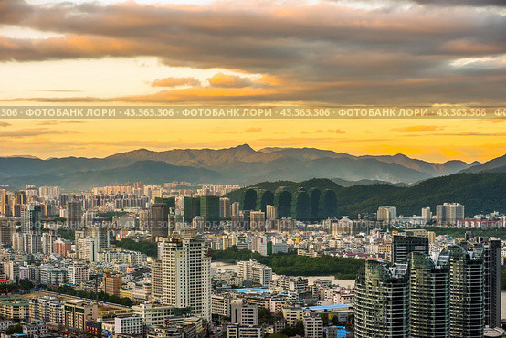 Panoramic view of Sanya city in the evening from Luhuitou Park on Hainan Island of China (2016 год). Стоковое фото, фотограф Анна Ефимова / Фотобанк Лори