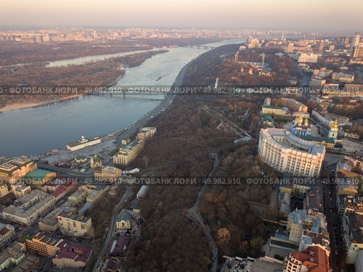 Panoramic view of the Ministry of the Interior, Pochtovaya Ploshcha, River Station and Pedestrian Bridge across the Dnieper River in the city of Kiev, Ukraine. Photo from the drone. Ministry of the Interior, Pochtovaya Ploshcha, River Station and Pedestrian Bridge across the Dnieper River in the city of Kiev. Стоковое фото, агентство Ingram Publishing / Фотобанк Лори