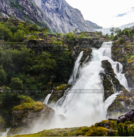 Panoramic view to kleivafossen waterfall at briksdalselva river, Briksdalsbreen glacier, Norway (2017 год). Стоковое фото, фотограф Сергей Майоров / Фотобанк Лори