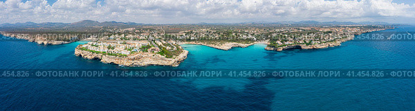 Панорамный вид на Cala Anguila — Cala Mendia на острове Майорка в Средиземном море. Стоковое фото, фотограф Александр Салук / Фотобанк Лори