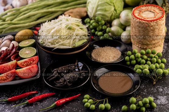 Papaya salad ingredients include papaya, pickled crab, eggplant, tomato, lime, chili, garlic and fermented fish. Стоковое фото, агентство Ingram Publishing / Фотобанк Лори