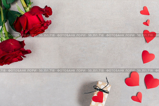 paper hearts near present box flowers. Стоковое фото, агентство Ingram Publishing / Фотобанк Лори