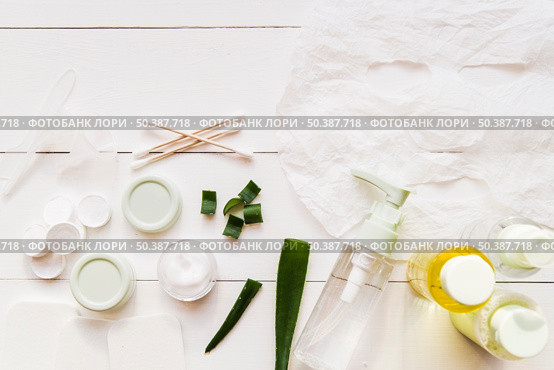 paper sheet face mask cotton swabs moisturizer aloevera white wooden plank. Стоковое фото, агентство Ingram Publishing / Фотобанк Лори