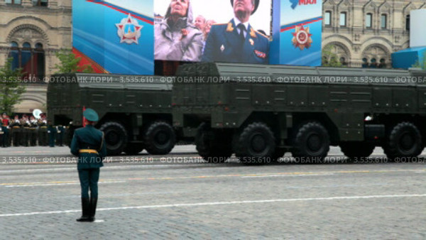 Парад на Красной площади в Москве, посвященный 67-й годовщине победы в Великой отечественной войне. Проход военной техники, ОТРК "Искандер" (2012 год). Редакционное видео, видеограф Игорь Долгов / Фотобанк Лори