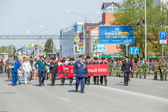 Парад Победы 9 мая посвящённый 80-й годовщине победы в Великой Отечественной войне, шествие "Бессмертного полка" по центральной улице Ленина. Город Бердск, Новосибирская область, Западная Сибирь. Редакционное фото, фотограф Евгений Мухортов / Фотобанк Лори