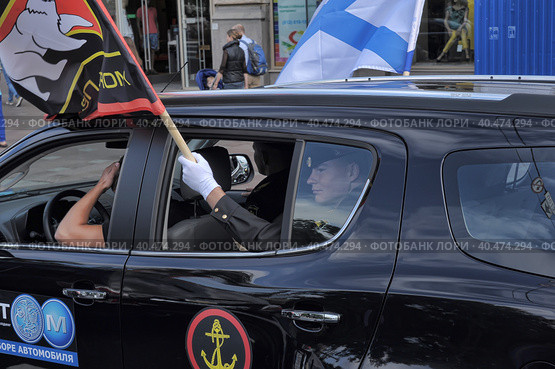 Parade of cars with the flags of the Marine Corps. Стоковое фото, фотограф Анна Кривицкая / Фотобанк Лори