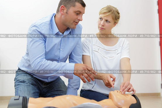 paramedic doing chest compression during defibrillator cpr training. Стоковое фото, агентство Ingram Publishing / Фотобанк Лори