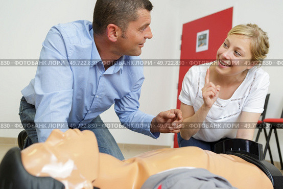 paramedic during defibrillator cpr training. Стоковое фото, агентство Ingram Publishing / Фотобанк Лори