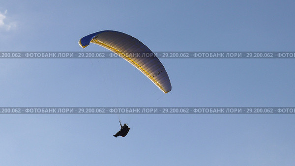 Парапланерист в воздухе. Flying paraglider. Стоковое фото, фотограф Евгений Романов / Фотобанк Лори