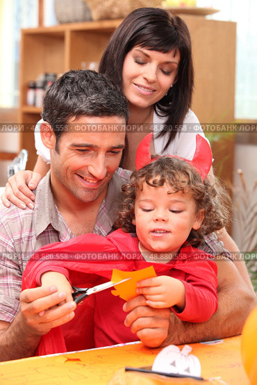 parents and child preparing for Halloween. Стоковое фото, агентство Ingram Publishing / Фотобанк Лори