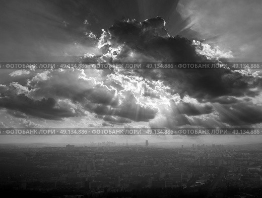 Paris aerial view on foggy day with Eiffel tower at background. Стоковое фото, агентство Ingram Publishing / Фотобанк Лори