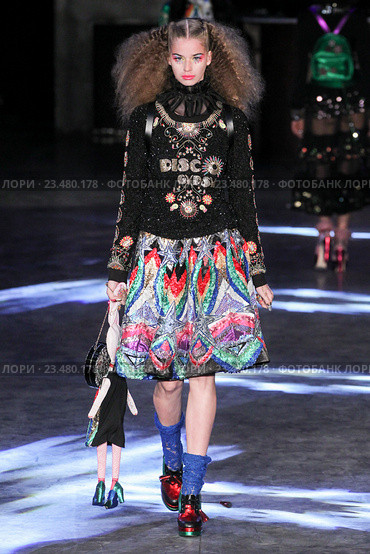 PARIS, FRANCE - OCTOBER 01: A model walks the runway during the Manish Arora show as part of the Paris Fashion Week Womenswear Spring/Summer 2016 on October 1, 2015 in Paris, France. Редакционное фото, фотограф Anton Oparin / Фотобанк Лори