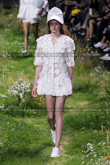 PARIS, FRANCE - OCTOBER 07: A model walks the runway during the Moncler Gamme Rouge show as part of the Paris Fashion Week Womenswear Spring/Summer 2016 on October 7, 2015 in Paris, France. Редакционное фото, фотограф Anton Oparin / Фотобанк Лори