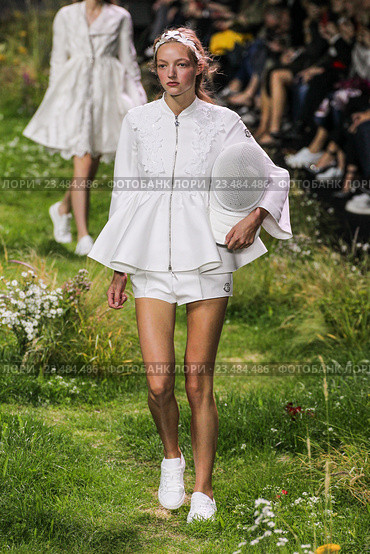 PARIS, FRANCE - OCTOBER 07: A model walks the runway during the Moncler Gamme Rouge show as part of the Paris Fashion Week Womenswear Spring/Summer 2016 on October 7, 2015 in Paris, France. Редакционное фото, фотограф Anton Oparin / Фотобанк Лори