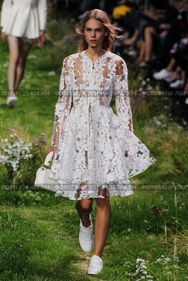 PARIS, FRANCE - OCTOBER 07: A model walks the runway during the Moncler Gamme Rouge show as part of the Paris Fashion Week Womenswear Spring/Summer 2016 on October 7, 2015 in Paris, France. Редакционное фото, фотограф Anton Oparin / Фотобанк Лори