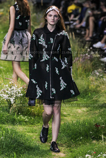 PARIS, FRANCE - OCTOBER 07: A model walks the runway during the Moncler Gamme Rouge show as part of the Paris Fashion Week Womenswear Spring/Summer 2016 on October 7, 2015 in Paris, France. Редакционное фото, фотограф Anton Oparin / Фотобанк Лори