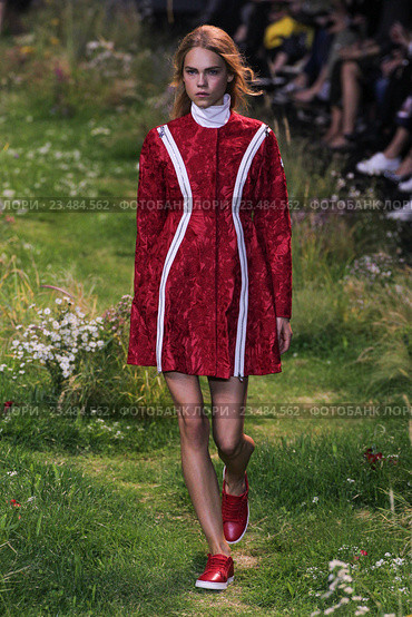 PARIS, FRANCE - OCTOBER 07: A model walks the runway during the Moncler Gamme Rouge show as part of the Paris Fashion Week Womenswear Spring/Summer 2016 on October 7, 2015 in Paris, France. Редакционное фото, фотограф Anton Oparin / Фотобанк Лори
