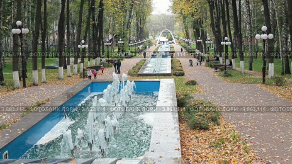 Парк отдыха "Березовая роща" в городе Дмитров в осенний период (2012 год). Стоковое видео, видеограф Кекяляйнен Андрей / Фотобанк Лори