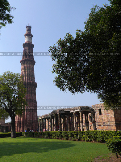 Парк Qutub Minar в Дели (Индия): Минарет Кутб Минар (2023 год). Редакционное фото, фотограф Максим Гулячик / Фотобанк Лори