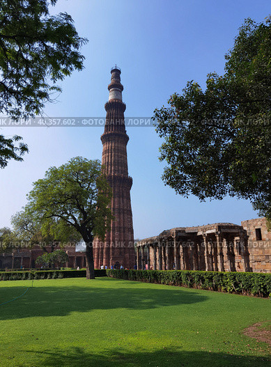 Парк Qutub Minar в Дели (Индия): Минарет Кутб Минар (2023 год). Редакционное фото, фотограф Максим Гулячик / Фотобанк Лори
