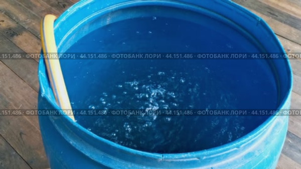 Парк слонов Сочи. Чайная плантация. Бочка наливается водой. (2024 год). Стоковое видео, видеограф Сергей Татаринцев / Фотобанк Лори