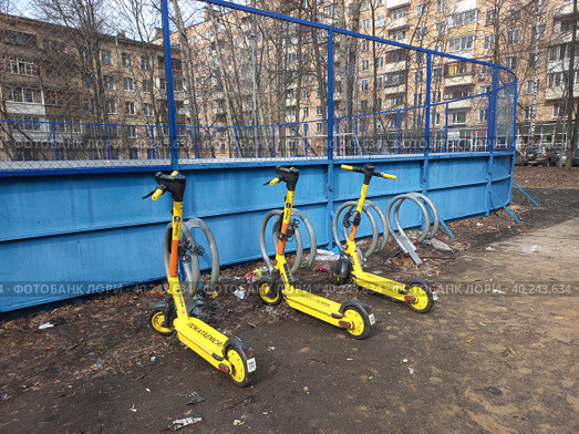 Парковка электросамокатов во дворе жилых домов на 16-ой Парковой улице. Район Северное Измайлово. Город Москва (2023 год). Редакционное фото, фотограф lana1501 / Фотобанк Лори
