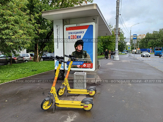 Парковка самокатов на тротуаре в пешеходной зоне. Остановка общественного транспорта «Хабаровская улица, 20». Район Гольяново. Москва (2024 год). Редакционное фото, фотограф lana1501 / Фотобанк Лори