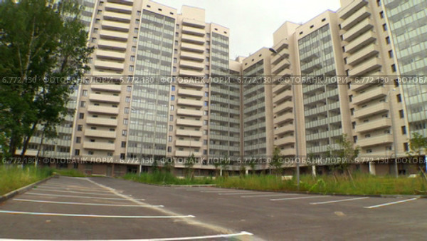 Парковка у нового жилого комплекса в Москве готового к сдаче. Восточный округ. Северное Измайлово. (2014 год). Стоковое видео, видеограф Арташес Оганджанян / Фотобанк Лори
