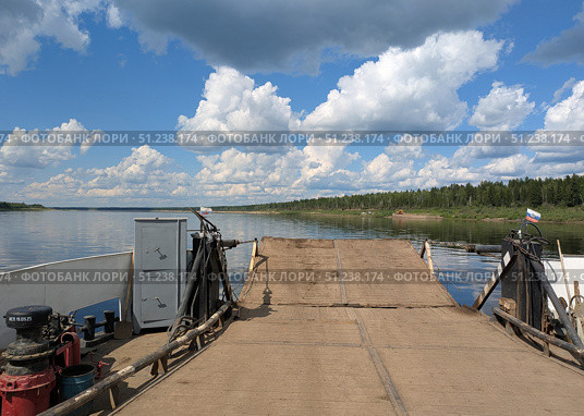 Паром причаливает к берегу. Стоковое фото, фотограф PhotoMirny / Фотобанк Лори