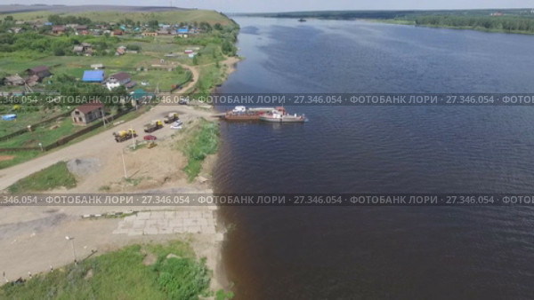 Паромная переправа на реке Кама в летний день. Стоковое видео, видеограф Алексей Кокорин / Фотобанк Лори