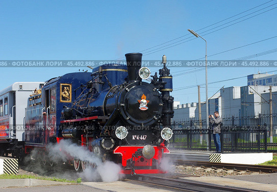Паровоз Кп4-447 прицепляется к пассажирскому составу, Малая Октябрьская железная дорога, Южная трасса, ст. Молодёжная (2019 год). Редакционное фото, фотограф Алексей Иванов / Фотобанк Лори