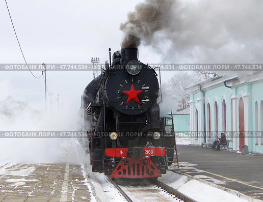 Паровоз Л-2180 в клубах пара на станции Осташков, Тверская область, Россия (2021 год). Редакционное фото, фотограф Алексей Иванов / Фотобанк Лори