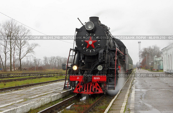 Паровоз Л-5248 с реторо-поездом "Селигер" на станции Осташков, Тверская область (2019 год). Редакционное фото, фотограф Алексей Иванов / Фотобанк Лори