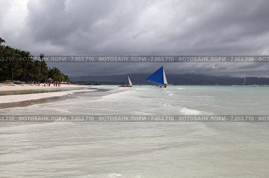 Парусник на Белом пляже (White Beach) на острове Боракай, Филиппины. Стоковое фото, фотограф Екатерина Лубенец / Фотобанк Лори