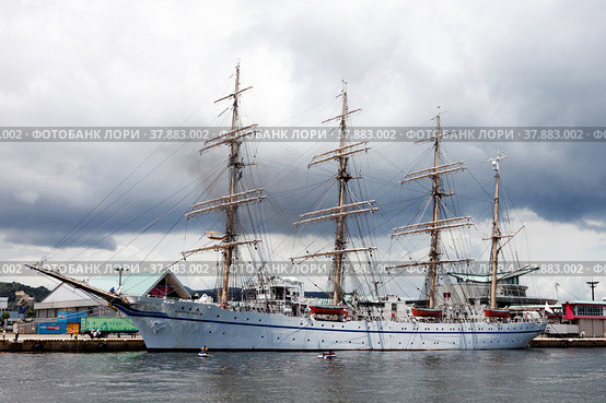 Парусник Nippon Maru в порту города Кагосима (Кюсю, Япония) (2010 год). Редакционное фото, фотограф Александр Гаценко / Фотобанк Лори