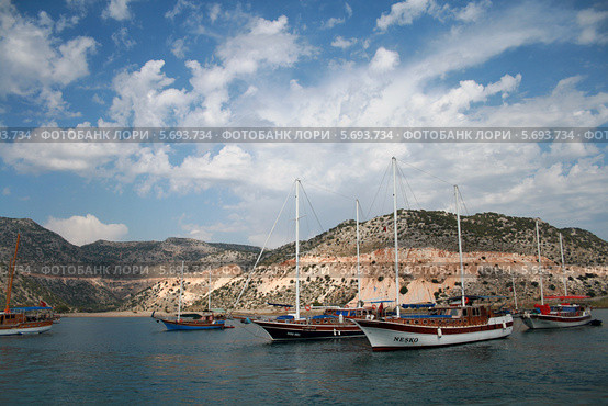 Парусные яхты в море у острова. Турция (2008 год). Редакционное фото, фотограф Elizaveta Kharicheva / Фотобанк Лори