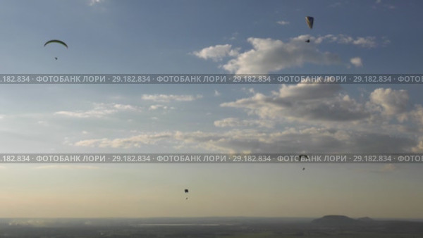 Парящие парапланеристы. Flying paragliders. Стоковое видео, видеограф Евгений Романов / Фотобанк Лори
