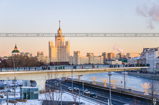Парящий мост над Москворецкой набережной Москвы-реки и высотное здание на Котельнической набережной (2018 год). Редакционное фото, фотограф Алёшина Оксана / Фотобанк Лори