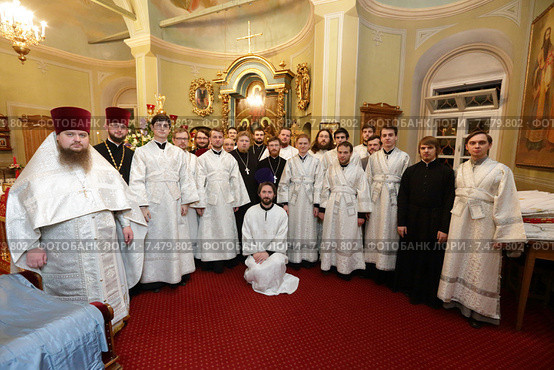 Пасха Христова в Новодевичьем монастыре 2015, духовенство и послушники в алтаре перед началом литургии. Редакционное фото, фотограф Дмитрий Неумоин / Фотобанк Лори
