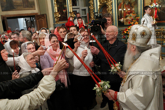 Пасха в Новодевичьем монастыре (2013 год). Редакционное фото, фотограф Дмитрий Неумоин / Фотобанк Лори