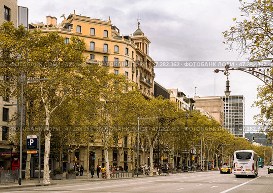 Passage de Gracia avenue with its architectural buildings and shopping centers (2023 год). Редакционное фото, фотограф Яков Филимонов / Фотобанк Лори