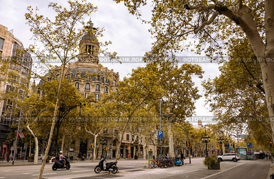 Passage de Gracia avenue with its architectural buildings and shopping centers (2023 год). Редакционное фото, фотограф Яков Филимонов / Фотобанк Лори