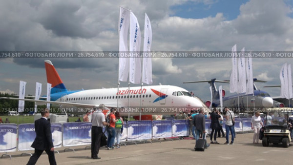 Пассажирский самолет Сухой SuperJet 100-95LR принимает участие в авиашоу МАКС-2017. Редакционное видео, видеограф Виктор Карасев / Фотобанк Лори