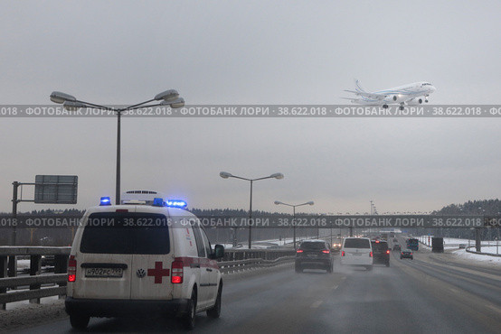 Пассажирский самолёт заходит на посадку на Внуковский аэродром, трасса М3. Стоковое фото, фотограф Дмитрий Неумоин / Фотобанк Лори
