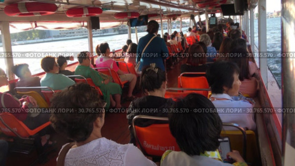 Пассажиры на маршрутном катере системы "Chao Phraya Express Boat". Транспорт Бангкока, Таиланд (2019 год). Редакционное видео, видеограф Виктор Карасев / Фотобанк Лори