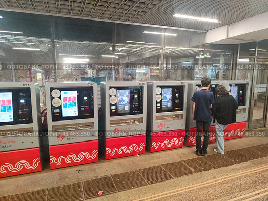 Пассажиры  покупают билет в  билетных автоматах в Москве в метро (2024 год). Редакционное фото, фотограф Ирина Терентьева / Фотобанк Лори