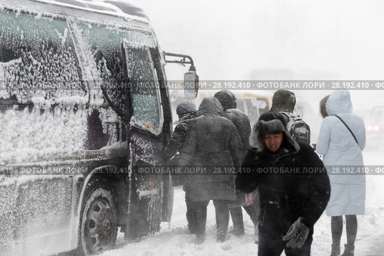 Пассажиры садятся в автобус во время метели (2017 год). Редакционное фото, фотограф А. А. Пирагис / Фотобанк Лори