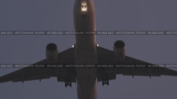 Passenger plane landing at night. Стоковое видео, видеограф Михаил Коханчиков / Фотобанк Лори