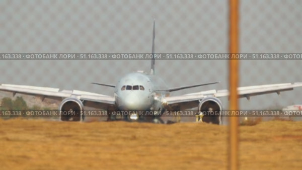 Passenger plane on the runway at the airport. Стоковое видео, видеограф Igor Skripachev / Фотобанк Лори