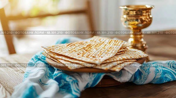 Passover Seder Table Setting with Matzah and Kiddush Cup. Стоковое AI-изображение, AI-художник Данила Большаков / Фотобанк Лори